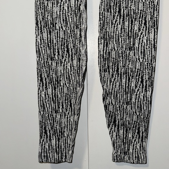 Athleta Flurry Elemental Black & White Tight Leggings Women’s Size M Medium - Picture 5 of 13